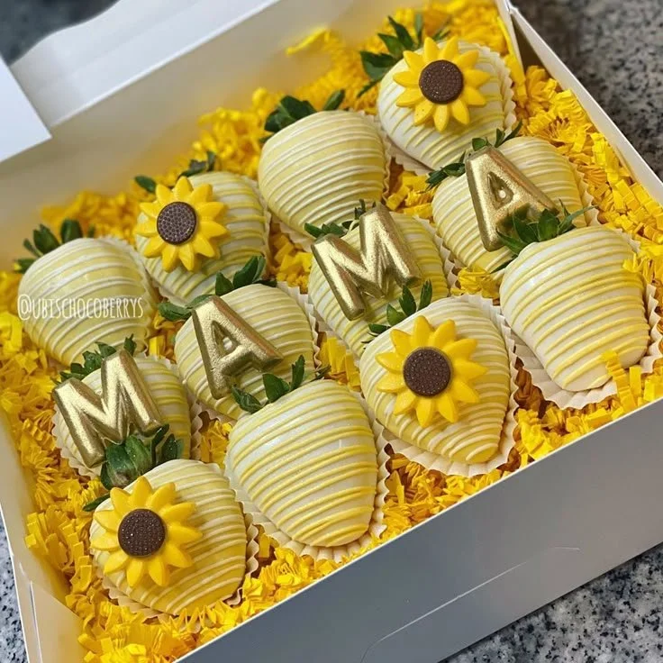 Evelin Garcia on Instagram: "Sunflower box for a special mama 🌻 #sunflowers #yellow #white #gold #mama #happybirthdaybox #strawberries #chocolatestrawberries … | Chocolate covered fruit, Chocolate covered strawberries bouquet, Chocolate covered treats" 10 Elegant sunflower box gift for mama, featuring chocolate-covered strawberries.