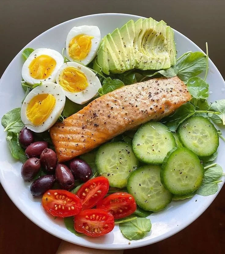Colorful Keto Meal Delight featuring low-carb ingredients and healthy fats.