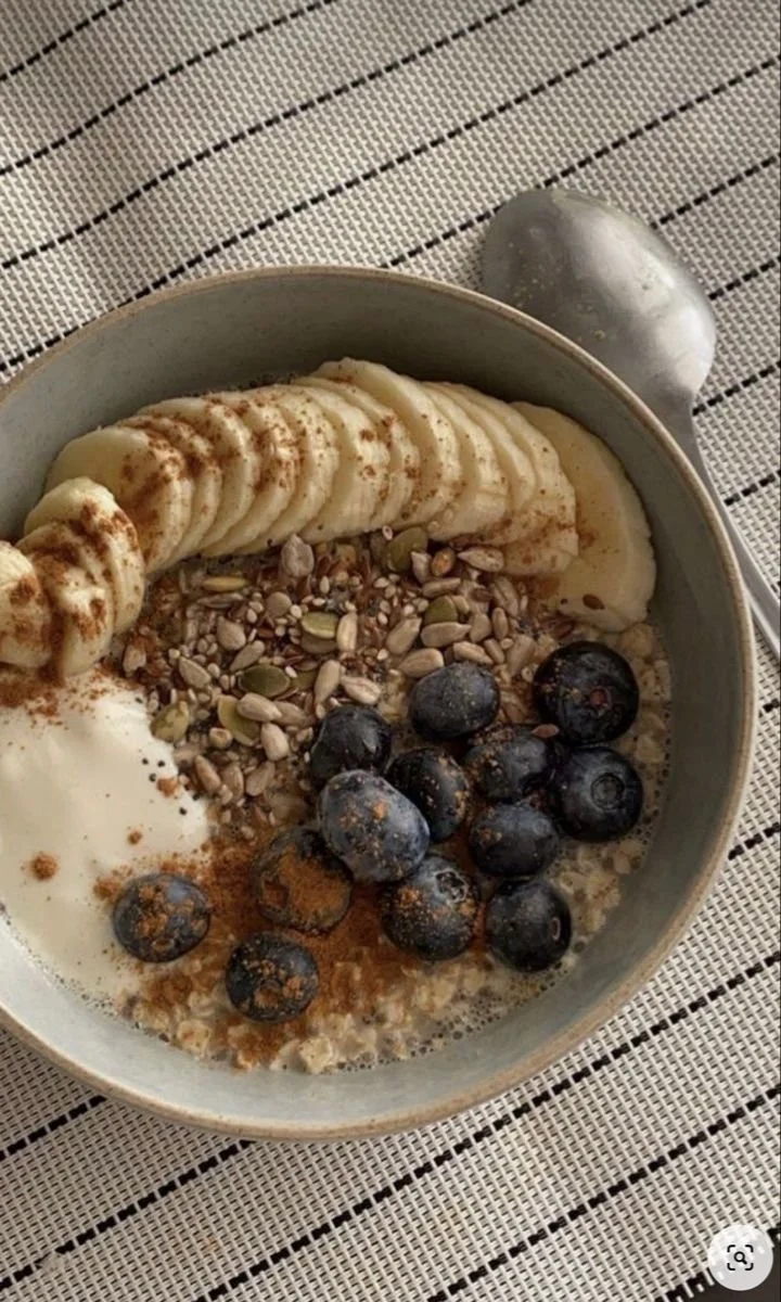 Colorful bowls of overnight oats topped with fruits and nuts for a healthy breakfast