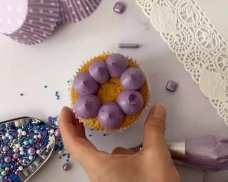 Cupcake design inspiration featuring different decoration styles and cake toppers.